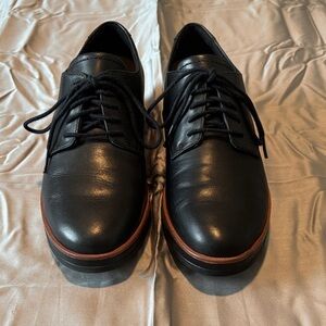 Clarks unstructured Women's Black Leather Lace-Up Flats with Brown Trim